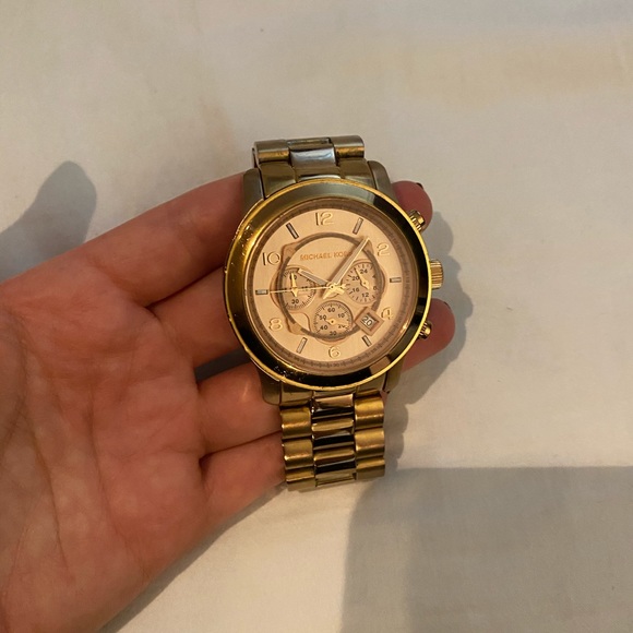 MICHAEL KORS ROSE GOLD WATCH - Picture 3 of 3